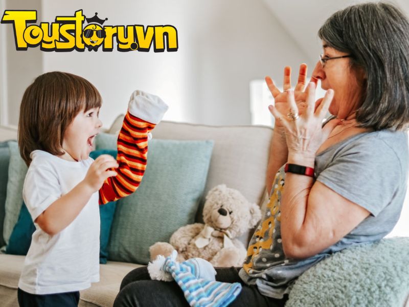 Chơi đùa cùng trẻ